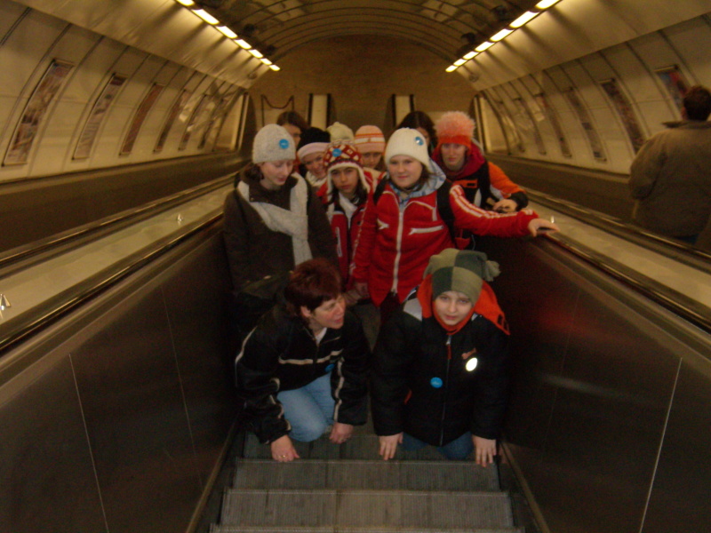 04 Na eskalátorech v metru
